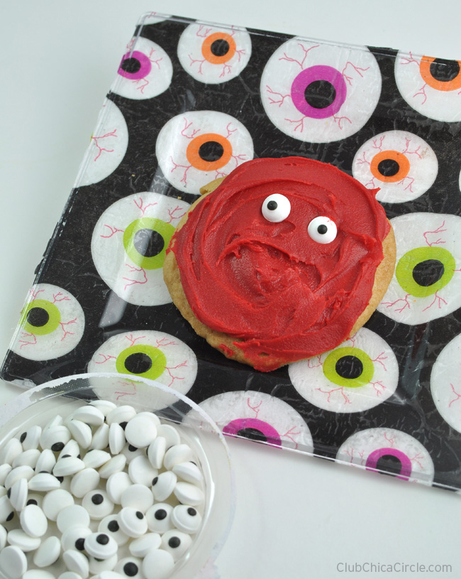 eyeball cookies on eyeball party plate diy