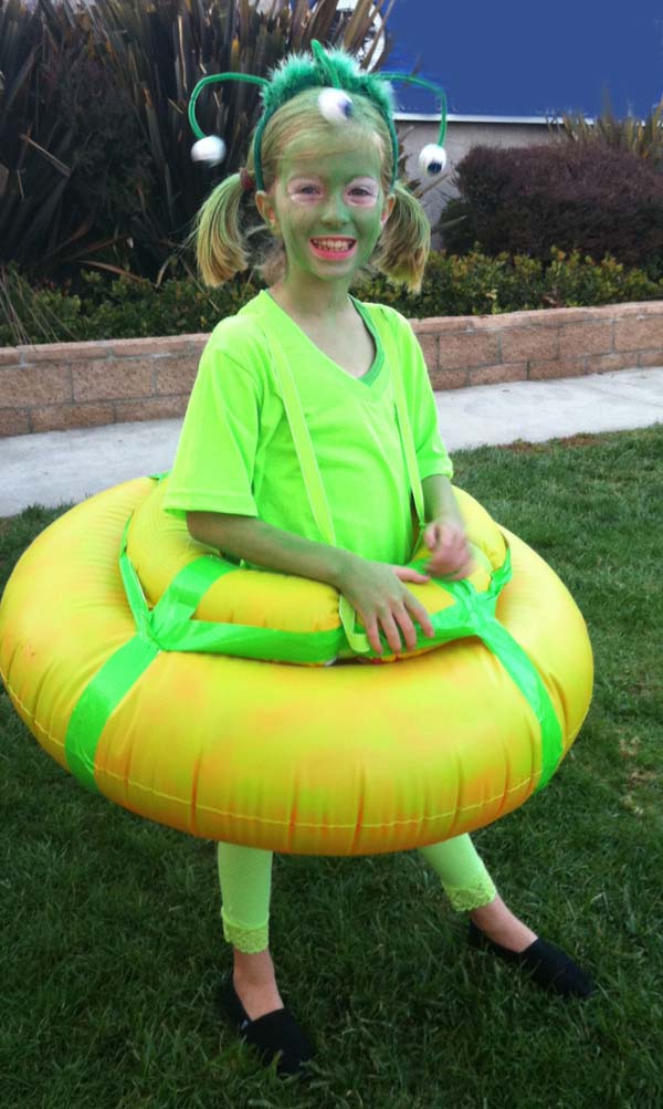 Dad in alien costume pranks daughter in hilarious video