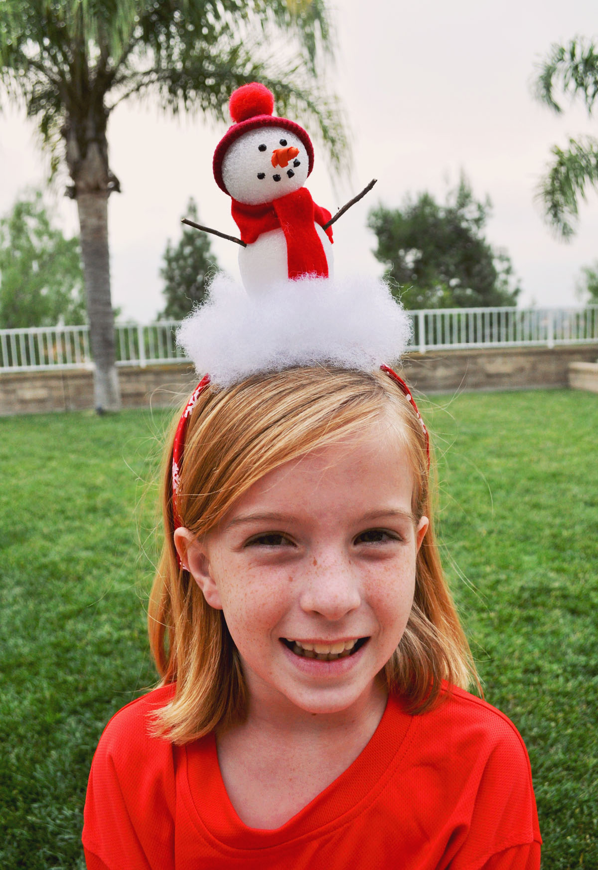 Turn heads with this adorable snowman headband (pun intended) - #CraftyisContagious